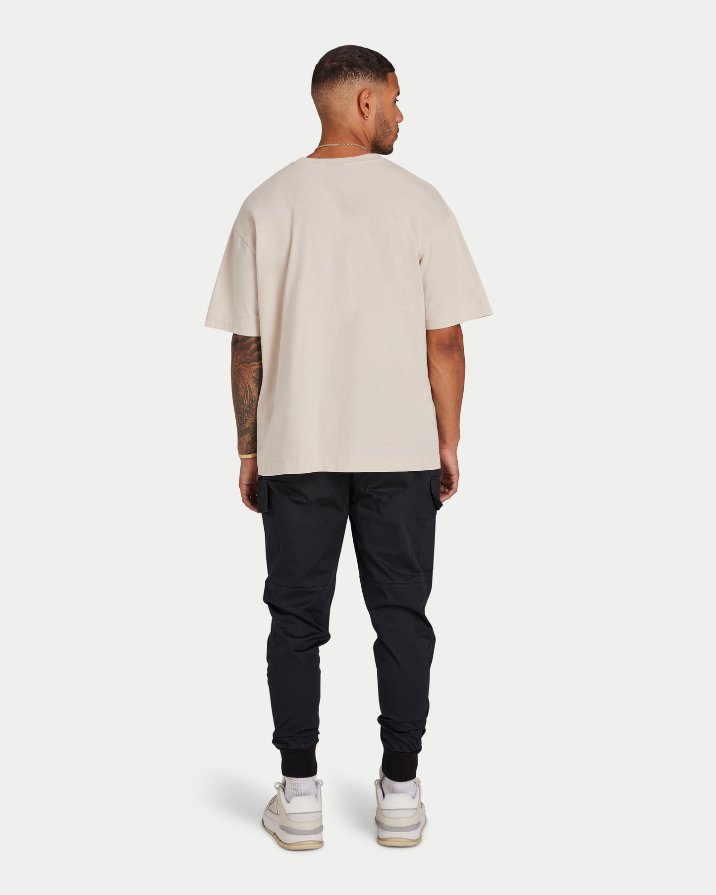 تي شيرت رجالي كبير الحجم بملصق - دقيق الشوفان