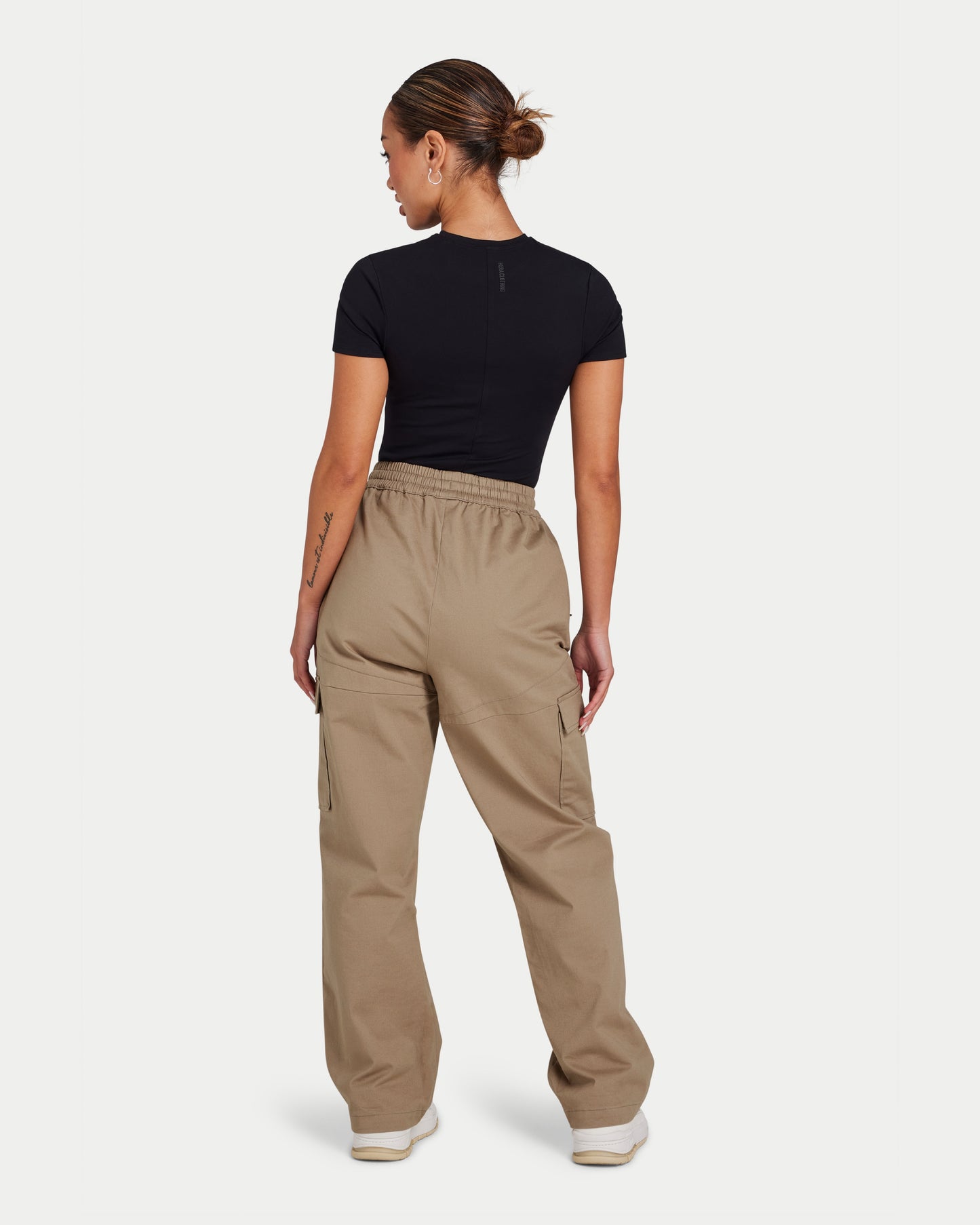 تي شيرت نسائي أساسي - أسود 