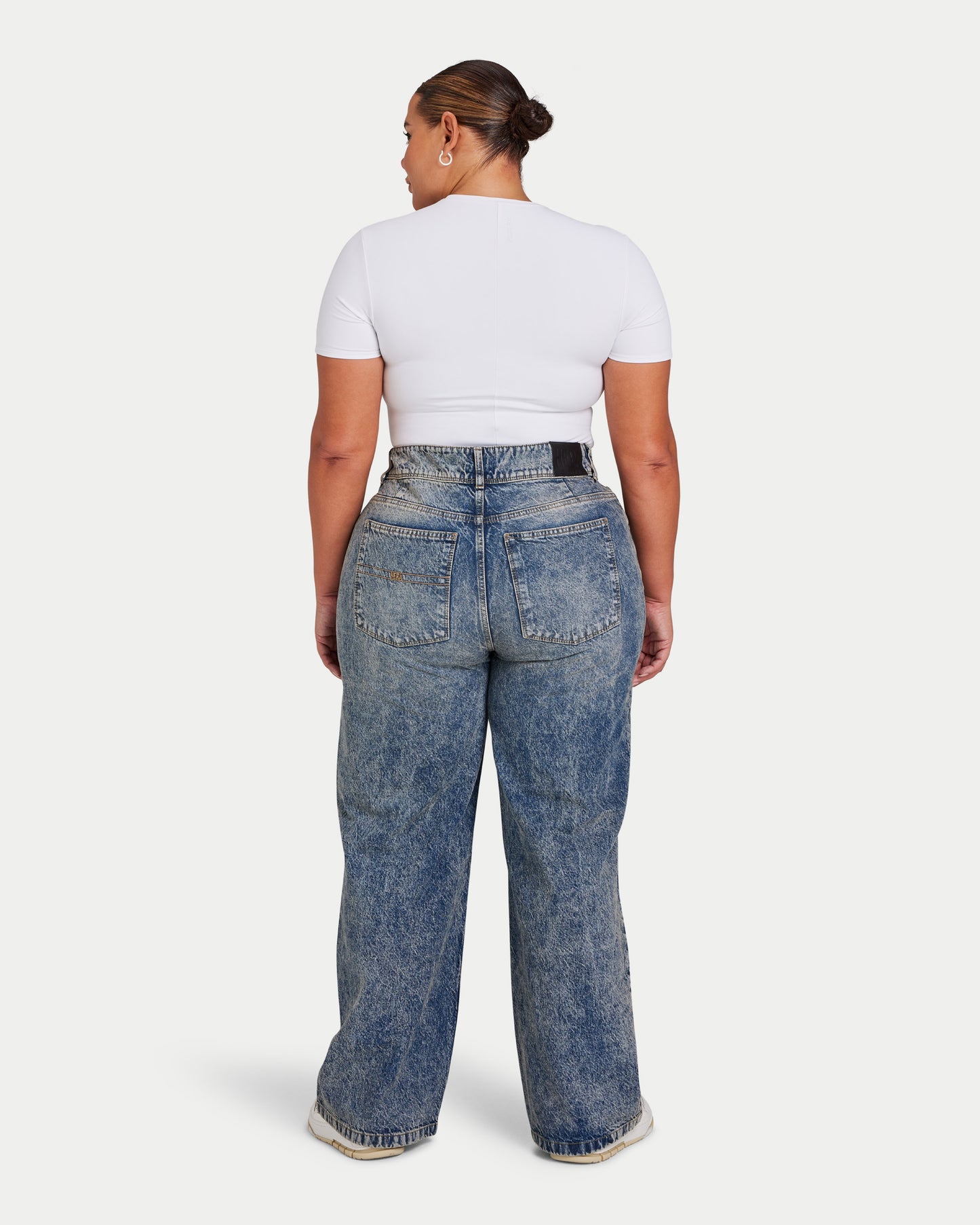 تي شيرت نسائي أساسي - أبيض 