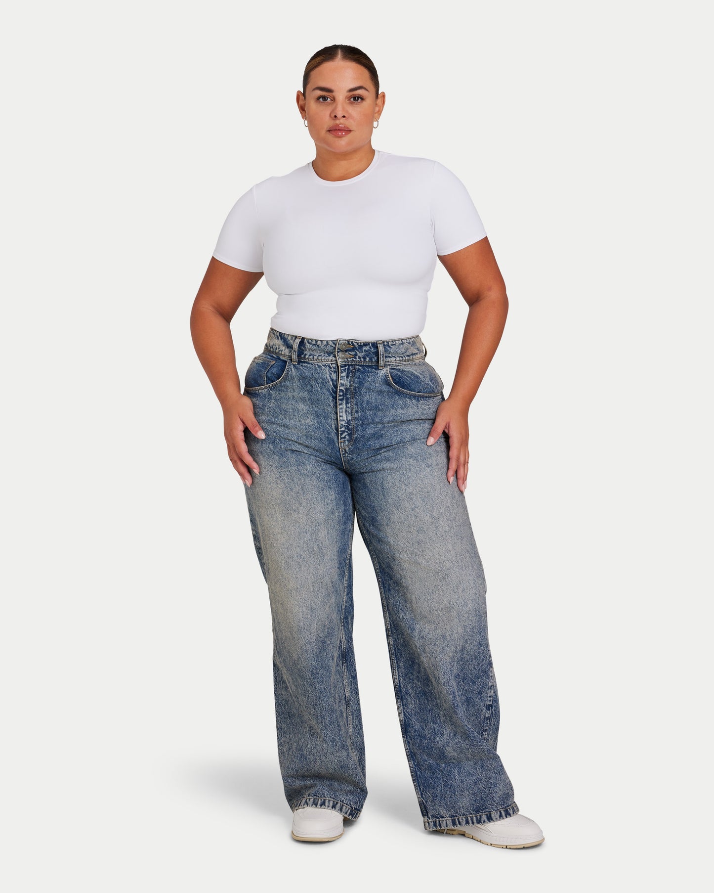 تي شيرت نسائي أساسي - أبيض 