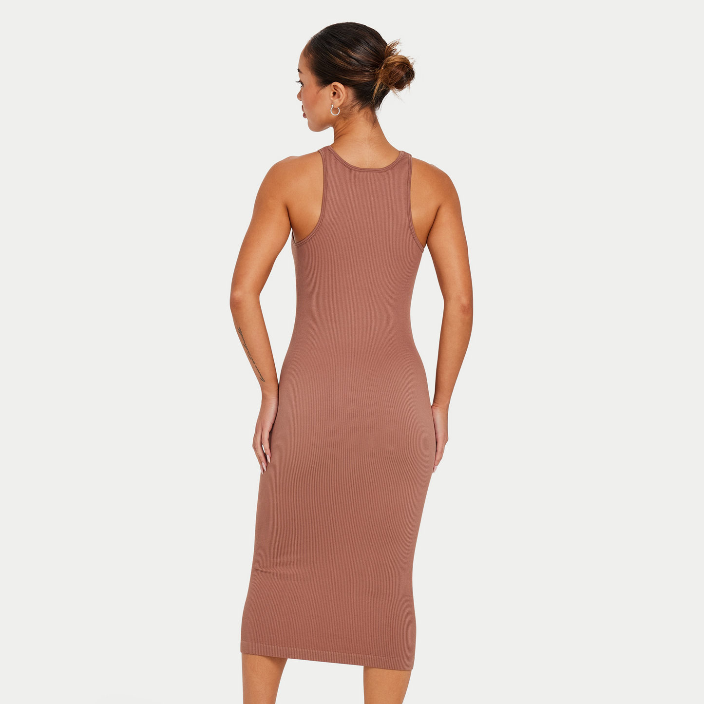 فستان نسائي متوسط ​​الطول بقاعدة مضلعة - بني بلوط
